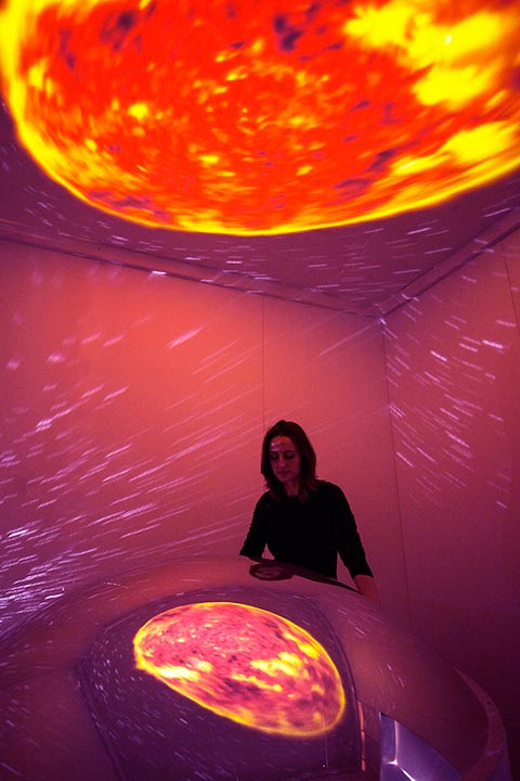 Jessica Lloyd-Jones na instalação 'Particles' 