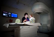 Amy Kennedy, especialista em 'vida da criança' prepara uma paciente para radioterapia
