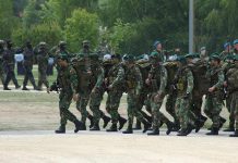 Militares em marcha