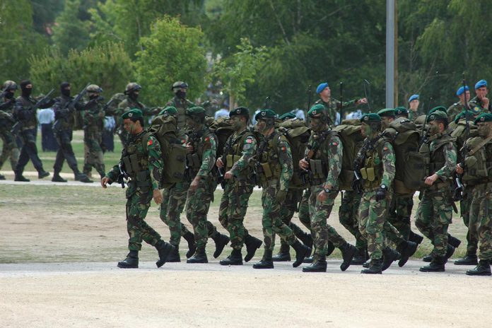 Militares em marcha