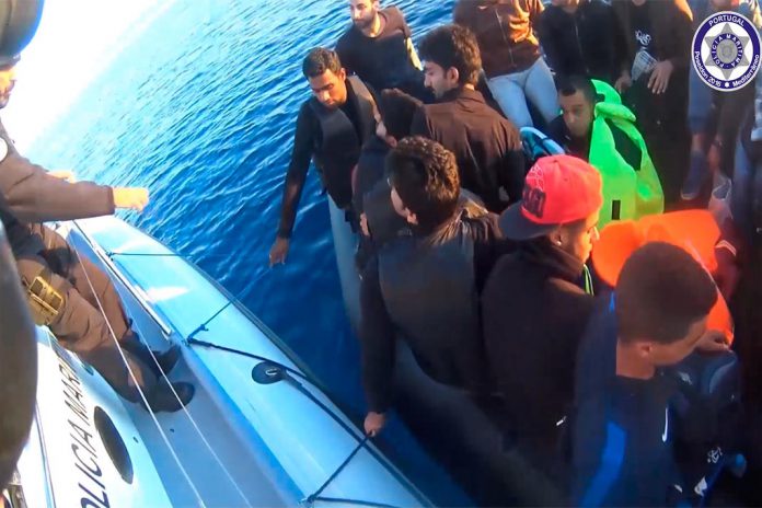 Policia Maritima Portuguesa resgata migrantes do Mediterrânio