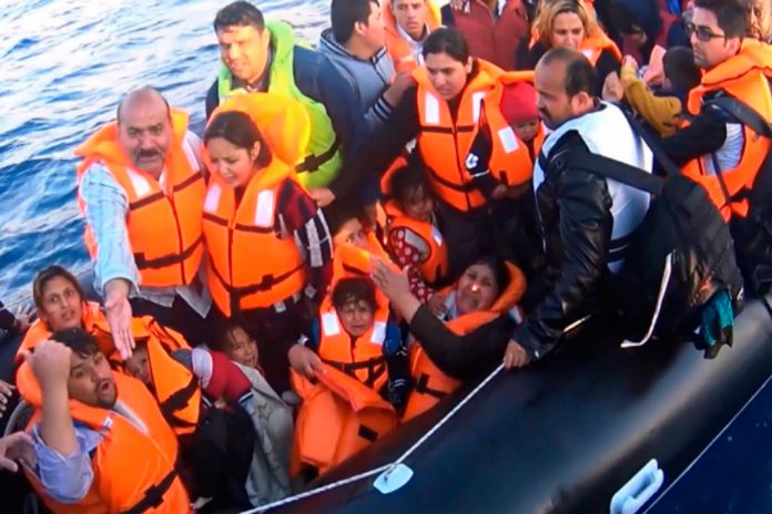 Polícia Maritima salva refugiados, na Grécia