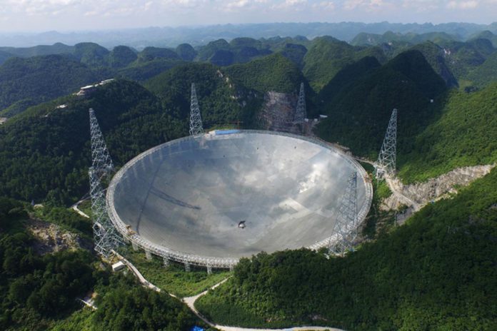 Maior radiotelescópio do mundo já está em escuta de vida extraterrestre