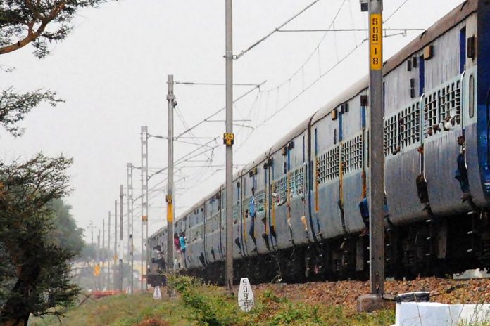 Comboio descarrila na Índia e causa mais de uma centena de mortes