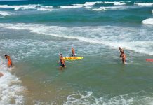 Salvamento de banhista na praia da Ilha do Farol