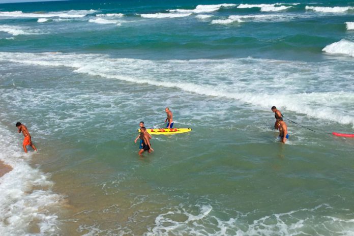 Salvamento de banhista na praia da Ilha do Farol