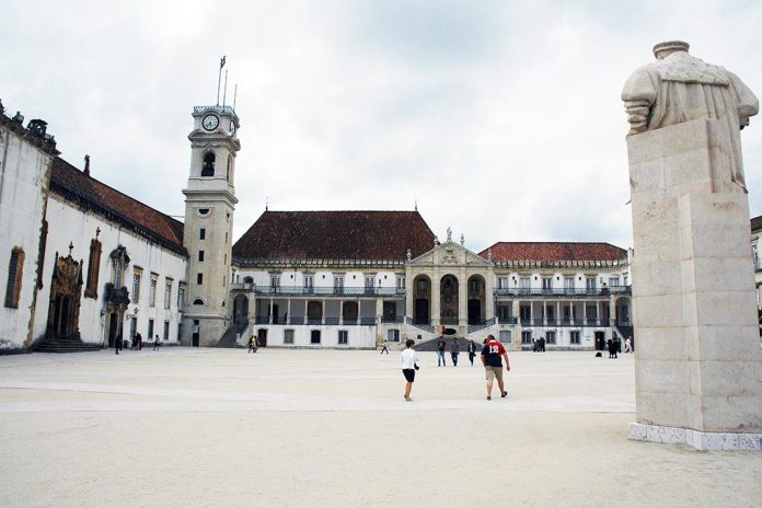 Novos estudantes vão já receber bolsa de estudo em setembro