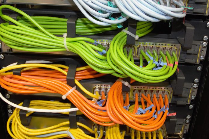 UE investe 200 milhões de euros em cabos submarinos e infraestruturas digitais