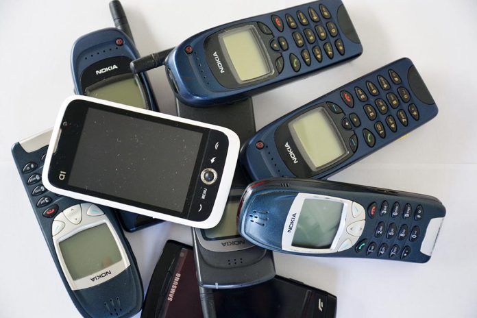 Portugueses têm cerca de 16,2 milhões de smartphones sem uso em casa