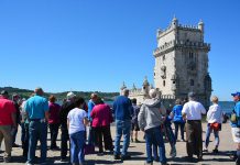Turistas junto à Torre de Belém, Lisboa