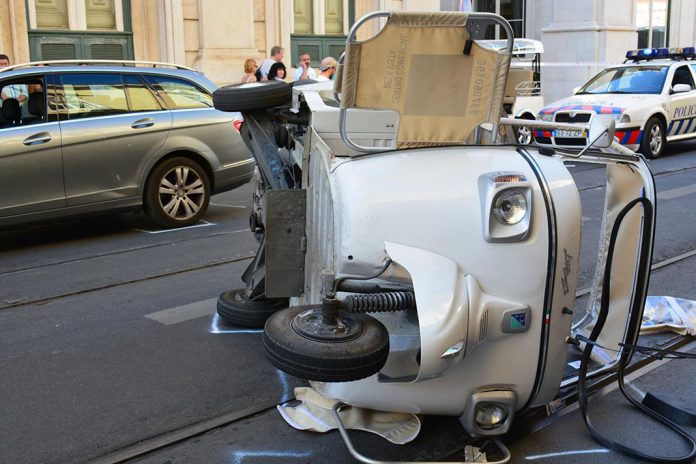 Acidente envolvendo um tuk tuk