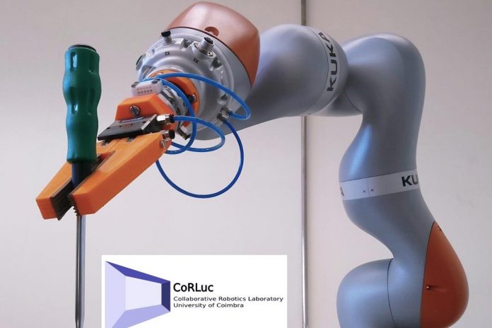 Investigadores da UC criam interação homem-robô para projeto europeu ColRobot