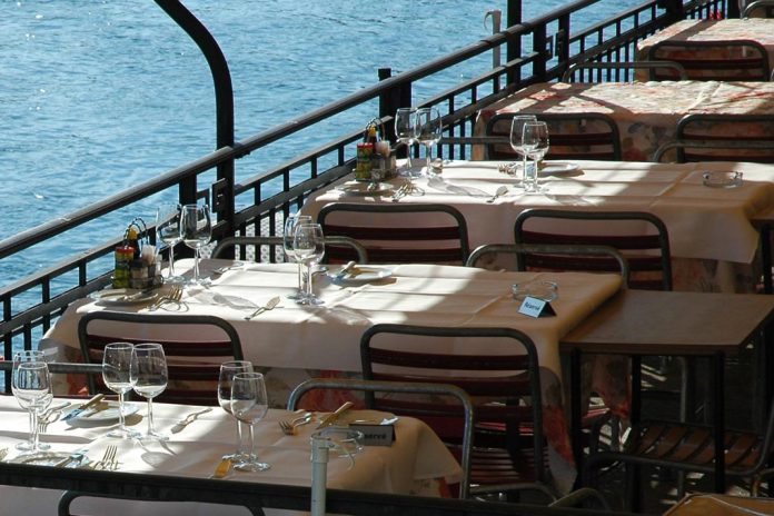 Emprego na hotelaria cresce 9% de maio a agosto limitando disponibilidade para funções criticas