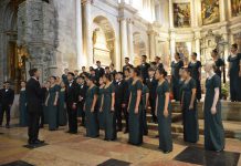 Grupo Coral de Jovens de Vancouver na Igreja do Mosteiro dos Jerónimos dirigido pelo maestro Tony Araújo