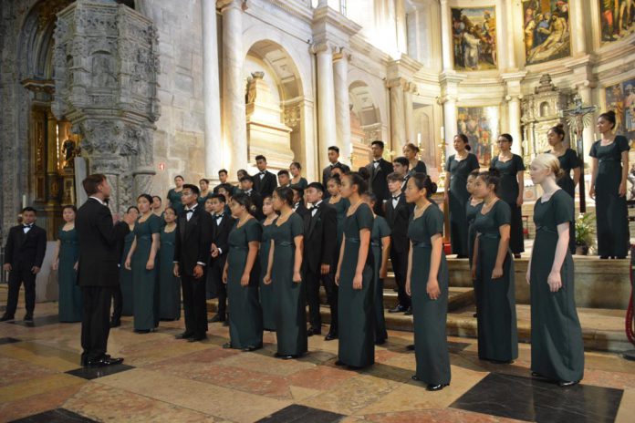 Grupo Coral de Jovens de Vancouver na Igreja do Mosteiro dos Jerónimos dirigido pelo maestro Tony Araújo