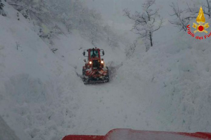 Vários sismos abalam Itália e avalanche de neve soterra hotel