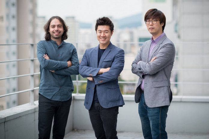 João Igor, presidente da CoolFarm, à esquerda, Jonathan Hwaseong Jeon, CEO da CNTTech, ao centro e Chong Kim, Diretor de Business e Marketing na Coreia do Sul, à direita