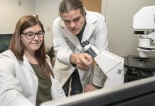 Megan Radyk e Jason Mills, investigadores em cancro