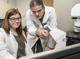 Megan Radyk e Jason Mills, investigadores em cancro