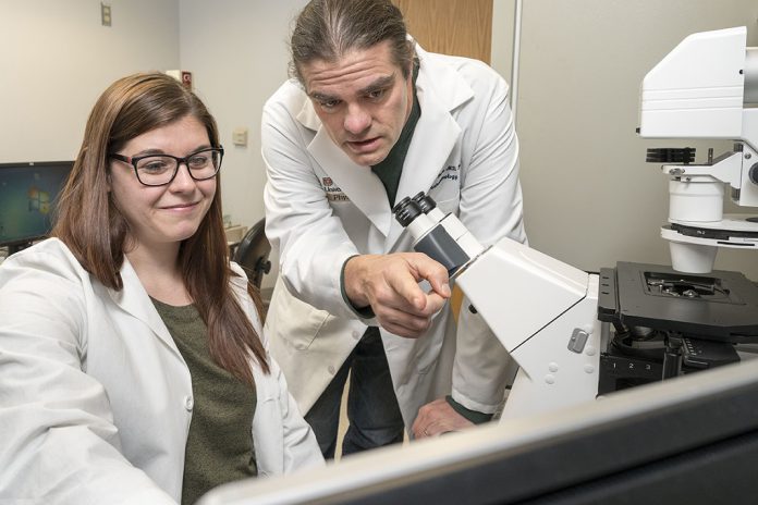 Megan Radyk e Jason Mills, investigadores em cancro