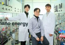 Da esquerda estão Junyoung Kim, Guntae Kim e Ohhun Gwona na School of Energy and Chemical Engineering do UNIST