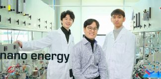 Da esquerda estão Junyoung Kim, Guntae Kim e Ohhun Gwona na School of Energy and Chemical Engineering do UNIST