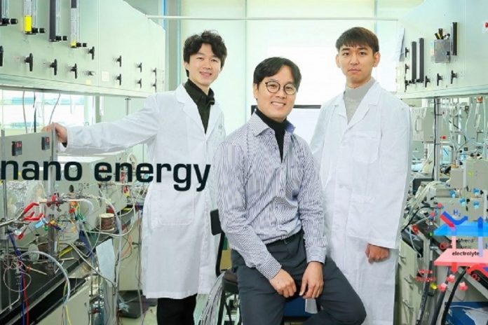 Da esquerda estão Junyoung Kim, Guntae Kim e Ohhun Gwona na School of Energy and Chemical Engineering do UNIST Da esquerda estão Junyoung Kim, Guntae Kim e Ohhun Gwona na School of Energy and Chemical Engineering do UNIST