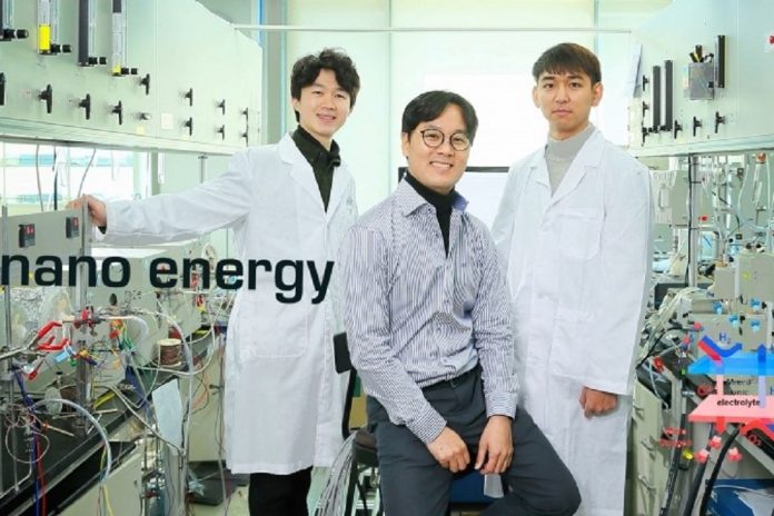 Da esquerda estão Junyoung Kim, Guntae Kim e Ohhun Gwona na School of Energy and Chemical Engineering do UNIST