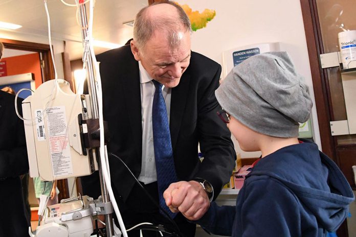 Vytenis Andriukaitis em visita ao no Hospital Universitário de Lovaina, na Bélgica