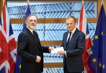 Tim Barrow, representante permanente do Reino Unido junto da EU, à esquerda, entrega carta de ativação do artigo 50 a Donald Tusk, Presidente do Conselho Europeu.