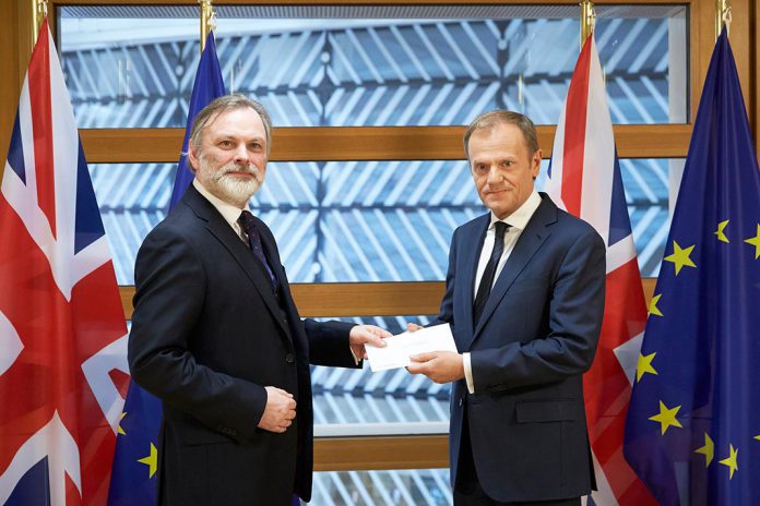 Tim Barrow, representante permanente do Reino Unido junto da EU, à esquerda, entrega carta de ativação do artigo 50 a Donald Tusk, Presidente do Conselho Europeu.