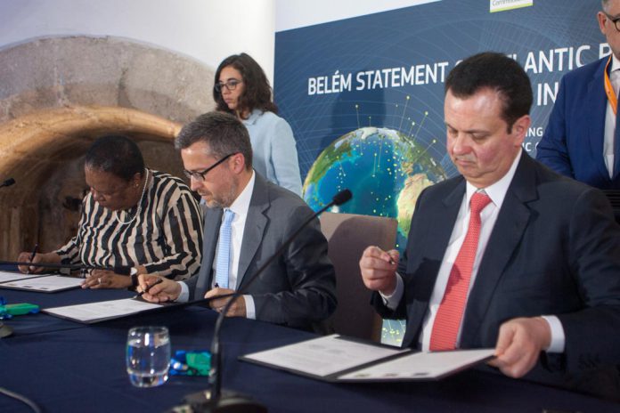 Assinatura da Declaração de Belém, Naledi Pandor, Ministra da Ciência e Tecnologia da Africa do Sul, Carlos Moedas, Comissário Europeu, e Gilberto Kassab, Ministro de Estado da Ciência, Tecnologia, Inovações e Comunicações do Brasil (da esquerda para a direita). Assinatura da Declaração de Belém, Naledi Pandor, Ministra da Ciência e Tecnologia da Africa do Sul, Carlos Moedas, Comissário Europeu, e Gilberto Kassab, Ministro de Estado da Ciência, Tecnologia, Inovações e Comunicações do Brasil (da esquerda para a direita).
