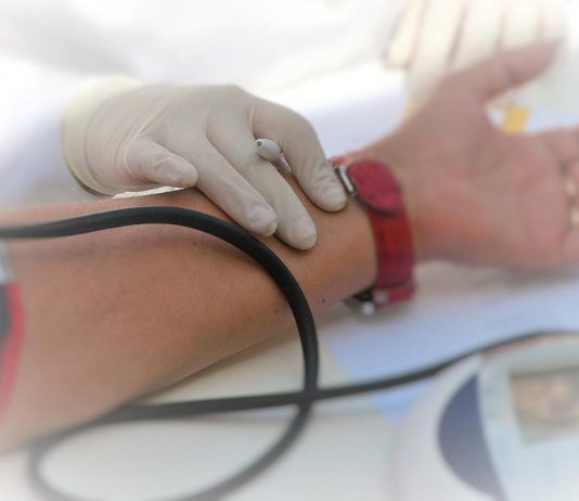 Minúsculo dispositivo de ultrassom implantável sob a pele pode monitorar pressão arterial continuamente