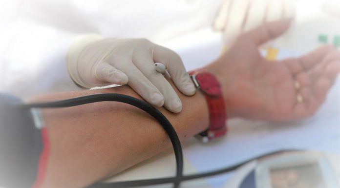 Minúsculo dispositivo de ultrassom implantável sob a pele pode monitorar pressão arterial continuamente Minúsculo dispositivo de ultrassom implantável sob a pele pode monitorar pressão arterial continuamente