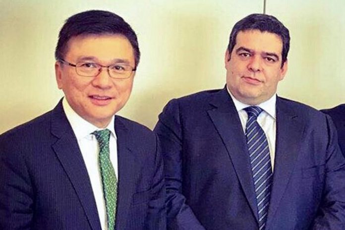 Secretário para os Serviços Financeiros e Tesouro de Hong Kong, K. Chan, à esquerda e Secretário de Estado dos Assuntos Fiscais, Fernando Rocha Andrade