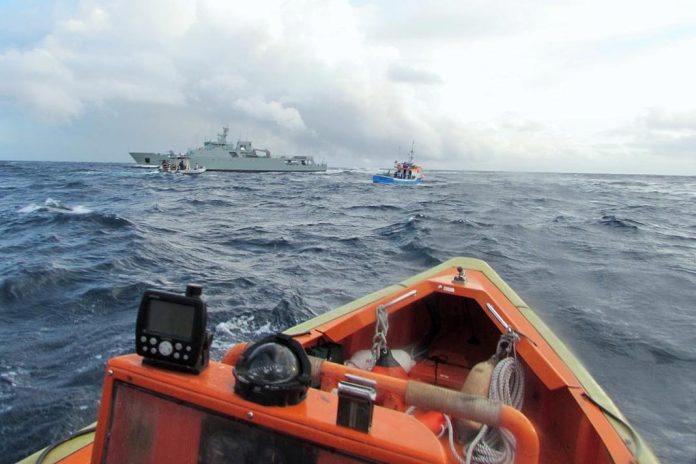 Embarcação intercetada em pesca ilegal na Reserva dos Ilhéus das Formigas