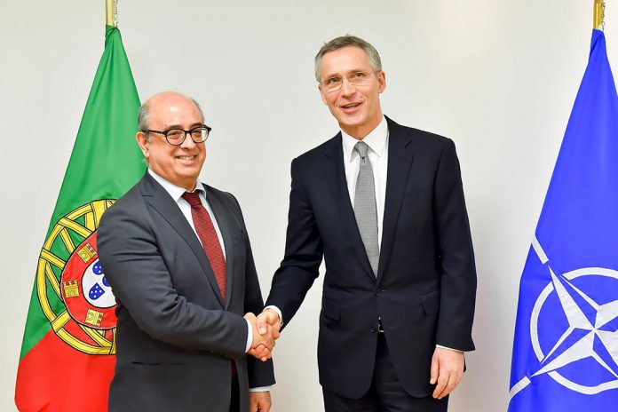 Azeredo Lopes, Ministro da Defesa Nacional, à esquerda e Jens Stoltenberg, Secretário-geral da OTAN, fevereiro de 2016