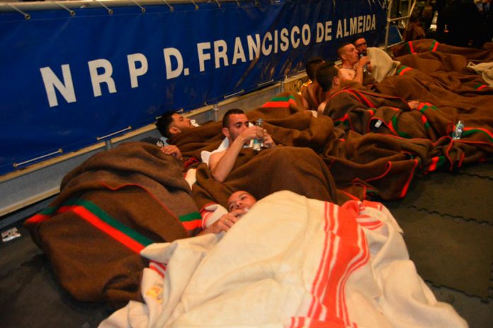 Migrantes resgatados de naufrágio.