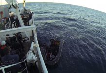 Mergulhadores da Marinha em operação à embarcação de pesca naufragada 'Veneza'