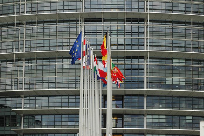 Dívida da União Europeia preocupa eurodeputados que leva a mais impostos