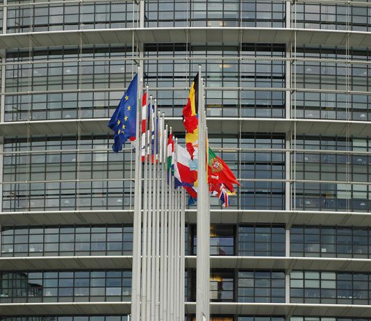 Eurodeputados condenam intenção dos EUA de aplicar sanções ao TPI Eurodeputados condenam intenção dos EUA de aplicar sanções ao TPI
