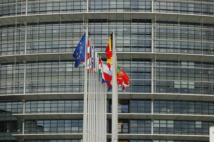 Eurodeputados condenam intenção dos EUA de aplicar sanções ao TPI Eurodeputados condenam intenção dos EUA de aplicar sanções ao TPI