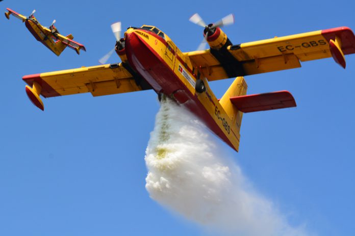 Aviões canadair de combate a incêndios