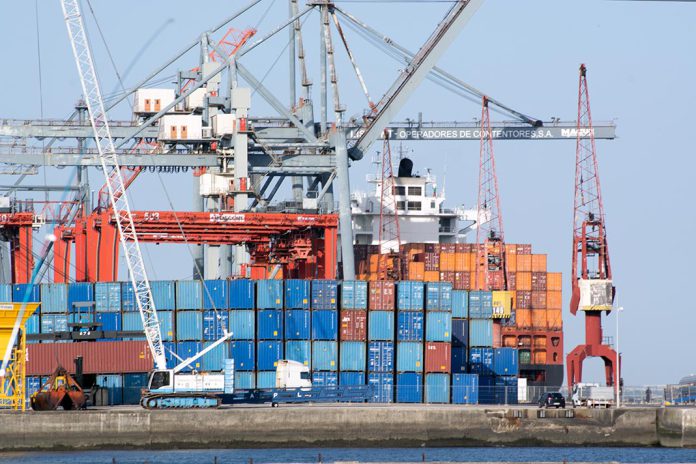 União Europeia suspende as contramedidas às tarifas as dos EUA para dar espaço a negociações União Europeia suspende as contramedidas às tarifas as dos EUA para dar espaço a negociações