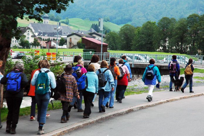 Pessoas em caminhada