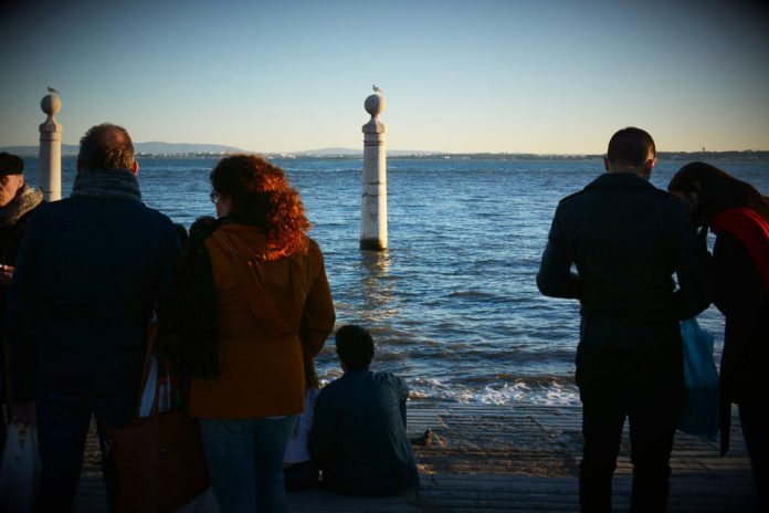 Pessoas junto ao Cais das Colunas, Lisboa