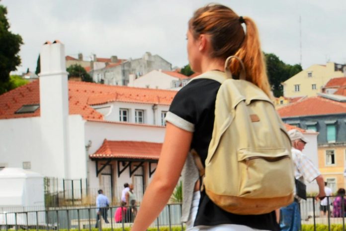 Jovem com mochila (imagem de arquivo)