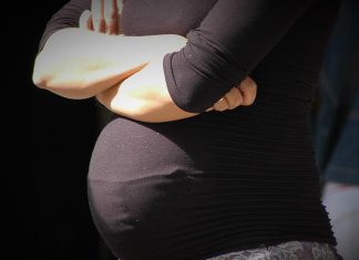 COVID-19 em mulheres grávidas pode provocar danos na placenta e feto