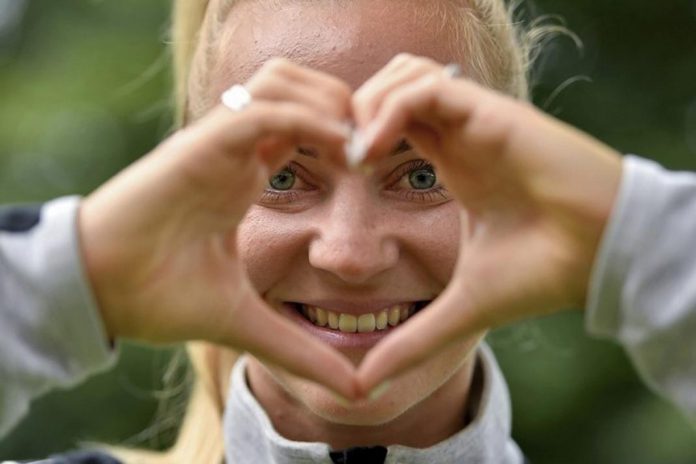 Sarah Puntigam da Áustria apoia 'Saúde do Coração' na UEFA EURO 2017 feminino, Países Baixos