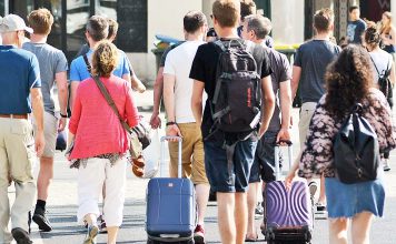 Eurodeputados defendem ações para um turismo equilibrado que alivie os locais mais procurados